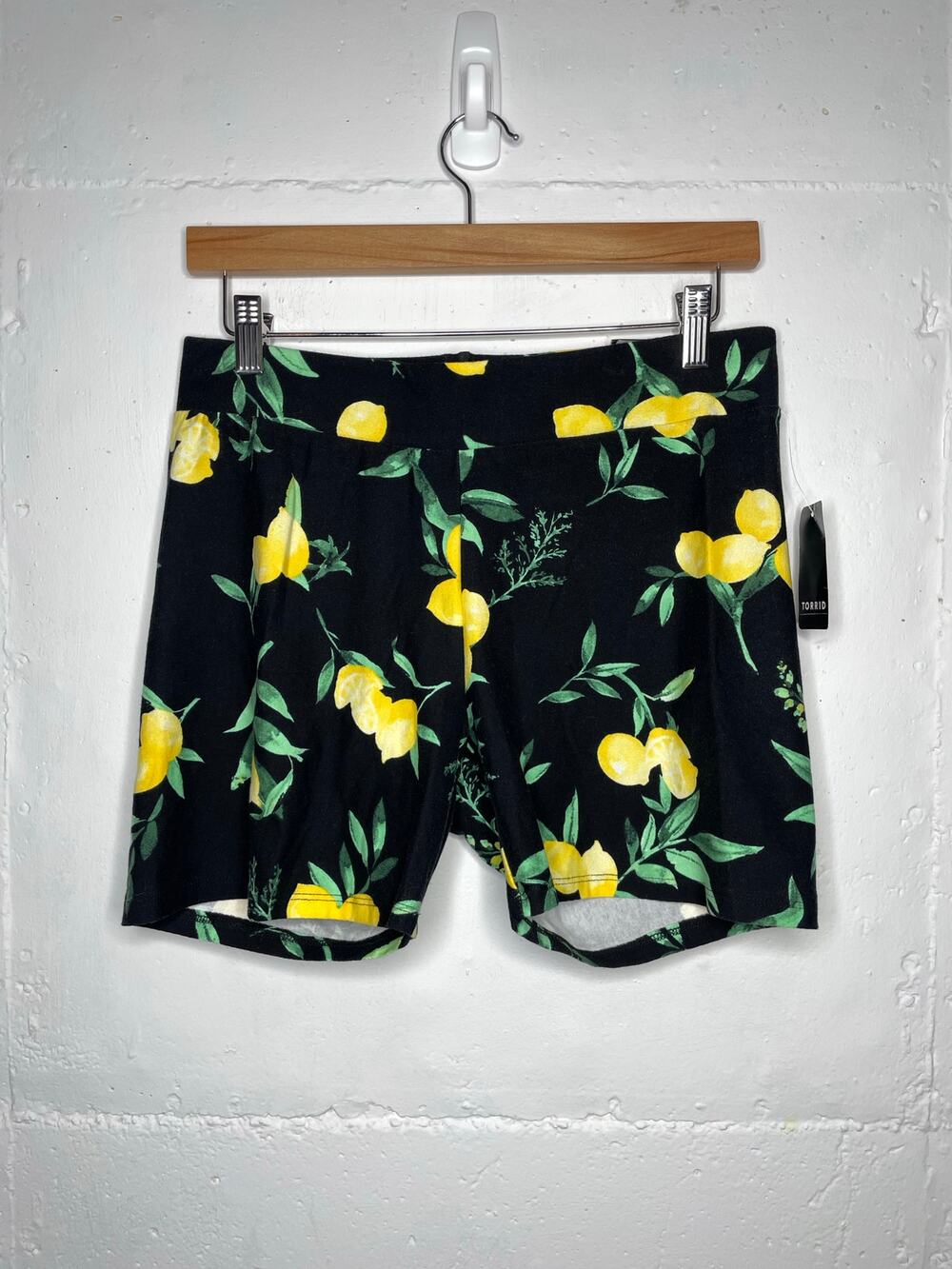 NEW Torrid Black Pull On Bike Short Lemons Size 0 - Picture 1 of 5
